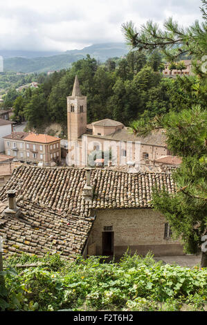 Vista de la Iglesia y los tejados de la ciudad, en la cima de una colina de Amandola Le Marche Italia Foto de stock