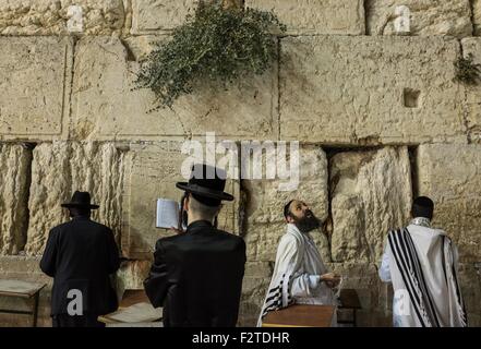 (150924) - JERUSALÉN, 24 de septiembre de 2015 (Xinhua) -- Ultra-Orthodox hombres judíos orar en el Muro Occidental Durante Yom Kippur en la Ciudad Vieja de Jerusalén, el 23 de septiembre, 2015. El Yom Kipur, el día de la Expiación judío y el día más sagrado del calendario judío, descendió desde el atardecer del 22 de septiembre al atardecer del 23 de septiembre de este año. Yom Kipur, también conocido como el día de la Expiación, es el día más sagrado del año en el judaísmo. Sus temas centrales son la expiación y arrepentimiento. Tradicionalmente, las personas judías observar este día santo con un período aproximado de 25 horas de ayuno y de intensa oración, a menudo, pasaba la mayor parte del día me Foto de stock