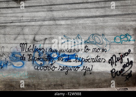 Graffiti en la pared que exige el derecho al aborto para las mujeres por el grupo feminista mujeres Creando, la Paz, Bolivia Foto de stock