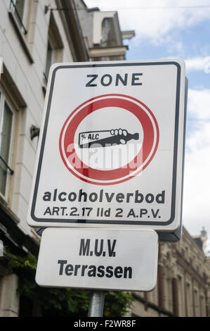 Signo de advertencia en Amsterdam que esta es una zona libre de alcohol. Foto de stock