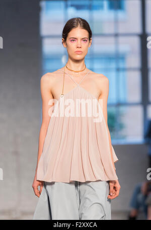 New York, NY - Septiembre 12, 2015: modelo camina pista para mostrar por Jill Stuart durante la semana de la Moda de Nueva York en la industria Super Studio Foto de stock