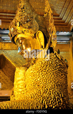 El famoso Buda cubierto de oro y bronce en el templo Mahamuni, la ciudad de Mandalay, Myanmar, Birmania (Birma) Asia Foto de stock
