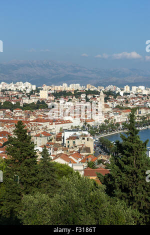 Vista de dividir la zona ribereña de la ciudad, casco antiguo y más allá desde arriba en Croacia. Foto de stock