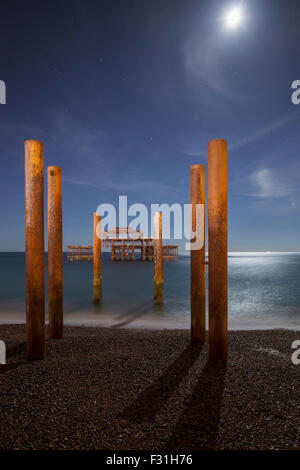 Noche de eclipse lunar el 28 de septiembre de 2015 en West Pier en Brighton, Reino Unido.