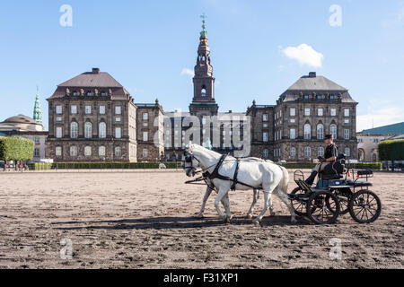 Edificio del Parlamento danés, Christiansborg Palace, con el caballo y el buggy de los Establos Reales, Copenhague, Dinamarca, en Europa.