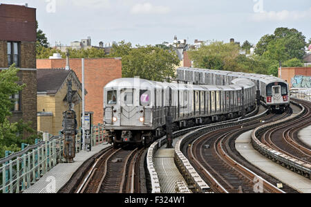 Una vista de dos trenes de metro elevado desde la 61ª calle de la estación de tren #7 en Woodside, Queens, Nueva York Foto de stock
