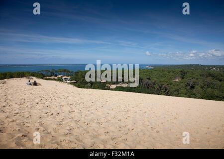 Pareja disfrutando de la vista en la duna de Pilat, Francia. Foto de stock