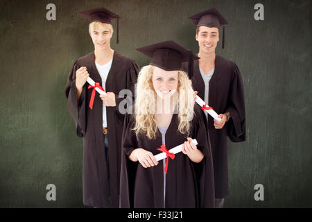 Imagen compuesta de un grupo de adolescentes celebrando después de graduarse Foto de stock
