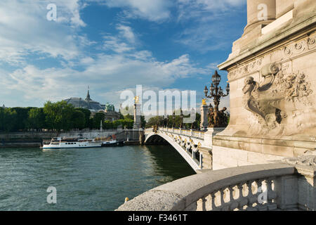 Puente Alexandre III, mirando hacia el Grand Palais sobre el río Sena, París, Francia