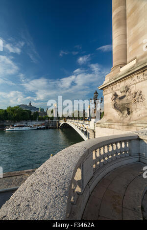 Puente Alexandre III, mirando hacia el Grand Palais sobre el río Sena, París, Francia