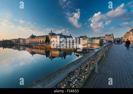 El Musée d'Orsay y del Río Sena desde Pont Solférino al amanecer, París, Francia Foto de stock