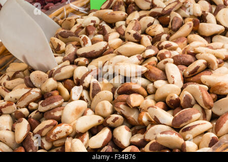 Closeup de crujiente de nueces del Brasil en recipiente de mimbre Foto de stock