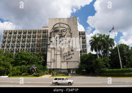 Un Lada de fabricación soviética pasa la imagen esculpida del Che Guevara en el edificio del Ministerio del Interior en La Habana, Cuba. Foto de stock