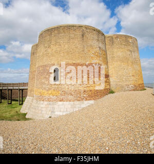 La torre Martello en Aldeburgh, Suffolk se forma parte de una cadena defensiva de fortalezas construidas en la época de Napoleón. Foto de stock