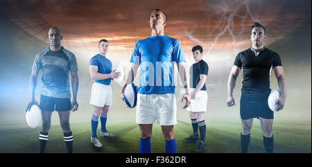 Imagen compuesta de retrato de deportista la celebración de rugby balón mientras está de pie Foto de stock