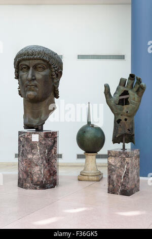 Roma. Italia. Fragmentos de la colosal estatua de bronce de Constantino el Grande, 4º C AD, los Museos Capitolinos. Foto de stock