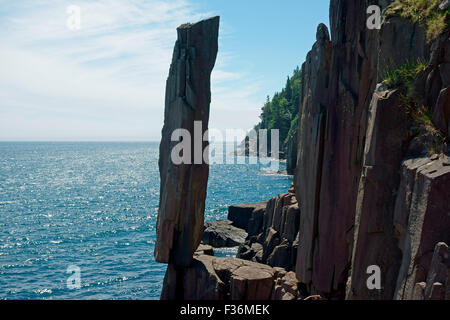 El equilibrio entre el rock, una gran columna de basalto que parece estar en equilibrio sobre su extremo justo fuera de Tiverton, Nova Scotia, Canadá Foto de stock
