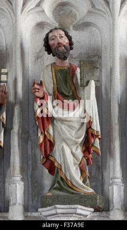 El Apóstol Mateo, la escultura de madera de estilo gótico, la iglesia parroquial de San Mauricio, Spitz, Wachau, Waldviertel, Baja Austria, Austria Foto de stock