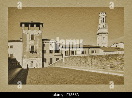 Vista sobre el Puente Pietra puente al casco antiguo y a la cúpula de Santa Maria Matricolare, Verona, Véneto, Italia del Norte, Italia, Europa Foto de stock