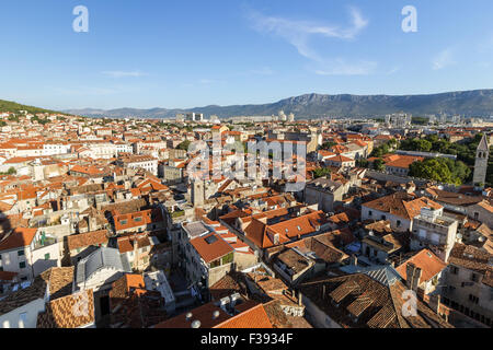 Vista de la histórica ciudad vieja de Split y más allá desde arriba en Croacia. Foto de stock