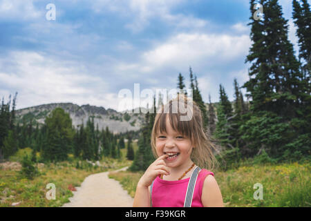 Retrato de una niña sonriente en el campo