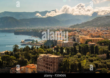 Vista elevada de Sorrento y el Golfo de Nápoles con el Vesubio en segundo plano.