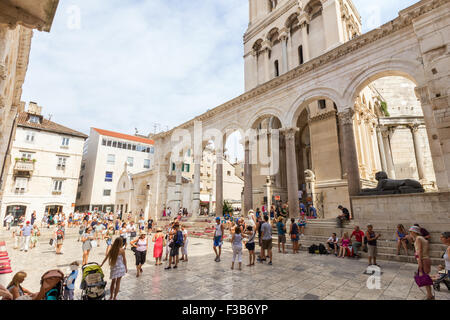 Un montón de turistas en el peristilo del Palacio de Diocleciano en Split, Croacia. Foto de stock