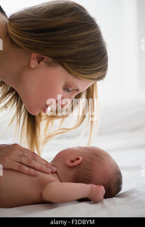 Madre niña consoladora (2-5 meses) Foto de stock