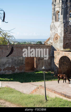 La antigua iglesia y campanario en Trinidad, una ciudad en el centro de Cuba, ubicado en la provincia de Sancti Spiritus Foto de stock