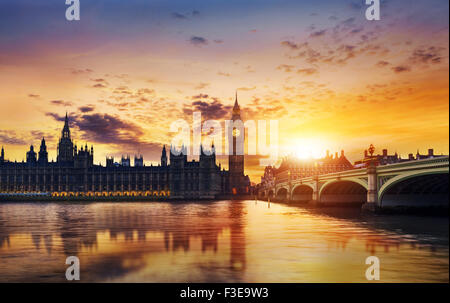 El Big Ben y las Casas del Parlamento al anochecer, Londres, Reino Unido.