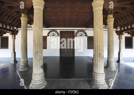 Entrada al palacio pilares en Puthen Kuthiramalika Maliga (Museo del Palacio) en Thiruvananthapuram o Trivandrum, Kerala, India ; ;
