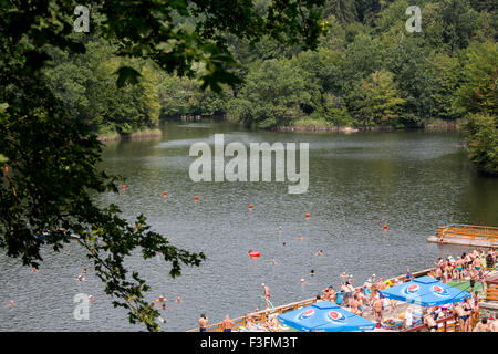 Multitud de gente en el Bear Lake (Lacu Ursu) en Sovata, Transilvania, Rumania Foto de stock