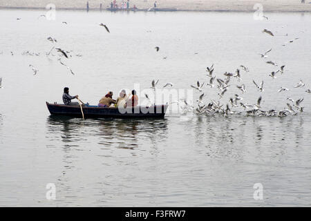 Los turistas en barco en el río Ganges en Varanasi en Uttar Pradesh, India ; ;