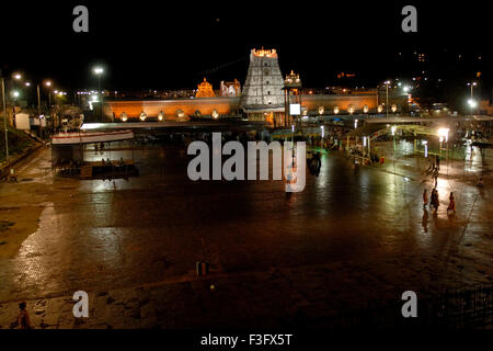 Señor Venkateshvara iluminado Templo Balaji Rengarajan en Tirumala Tirupati ; ; ; de Andhra Pradesh India - 134910 MAA Foto de stock