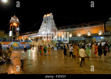 Señor Venkateshvara iluminado Templo Balaji Tirupati Tirumala Andhra Pradesh, India Foto de stock