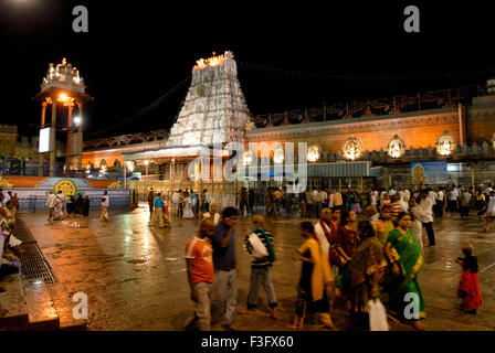 Señor Venkateshvara iluminada (Templo) en Tirumala Balaji Tirupati ; ; ; de Andhra Pradesh India Foto de stock
