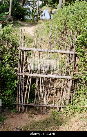 Puerta de vallado de madera, aldea Bhogwe ; Konkan ; Distrito Sindhudurga ; Maharashtra ; India , Asia Foto de stock
