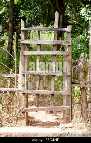 Puerta de vallado de madera, aldea Bhogwe ; Konkan ; Distrito Sindhudurga ; Maharashtra ; India , Asia Foto de stock