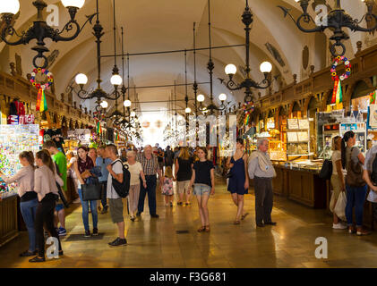 Compras puestos en el Sukiennice, Cracovia Foto de stock