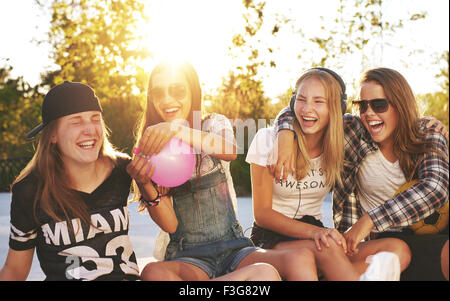 Amigos divirtiéndose afuera en un día de verano