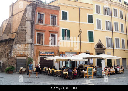 Los comensales comer al fresco en una calle en el gueto judío de Roma. Foto de stock