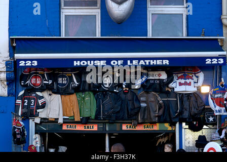Tienda de artículos de cuero en la ciudad de Camden Market ; ; Londres Reino Unido Reino Unido Inglaterra Foto de stock