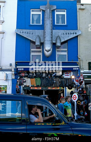 Tienda de artículos de cuero en la ciudad de Camden Market ; ; Londres Reino Unido Reino Unido Inglaterra Foto de stock