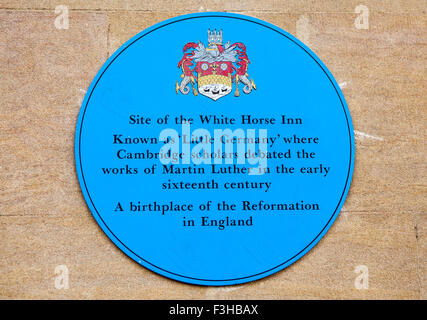 CAMBRIDGE, REINO UNIDO - 4 de octubre 2015: una placa azul marcando la ubicación del White Horse Inn, una vez redactado donde investigadores de Cambridge Foto de stock