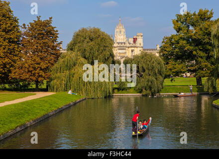 CAMBRIDGE, REINO UNIDO - 4 de octubre 2015: vista de la parte posterior del St. John's College y el río Cam en Cambridge, el 4 de octubre de 2015. Foto de stock