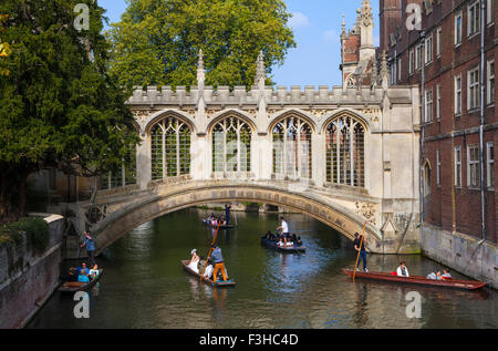 CAMBRIDGE, REINO UNIDO - 4 de octubre 2015: Una vista del hermoso puente de los suspiros en Cambridge, el 4 de octubre de 2015. Foto de stock