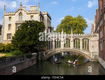 CAMBRIDGE, REINO UNIDO - 4 de octubre 2015: Una vista del hermoso puente de los suspiros en Cambridge, el 4 de octubre de 2015. Foto de stock