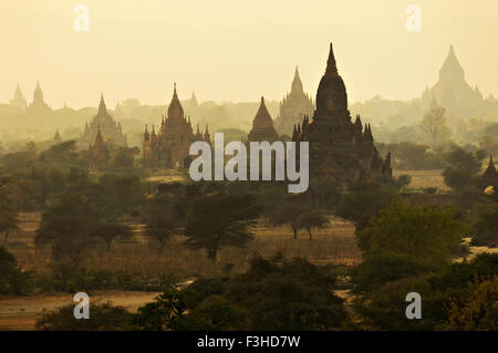 Vista sobre los numerosos templos budistas de Bagan al atardecer, región de Mandalay, Myanmar