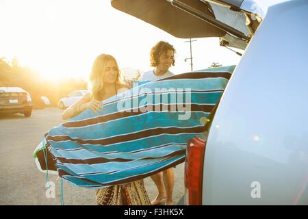 Par tomar las tablas de surf desde el maletero de un coche