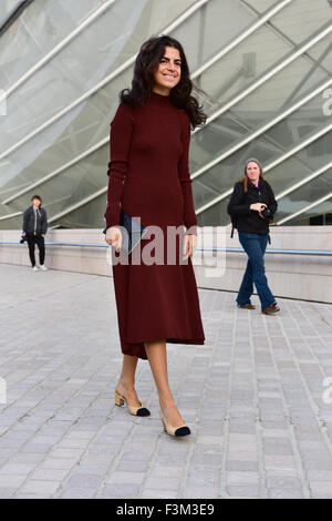 Vestido rosa, zapatos negros y una bolsa beige. Concepto de moda Fotografía  de stock - Alamy
